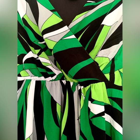 Tiana B Women’s Blouse XL Multicolor Green Black Top V neck Wrap Tropical Style - Picture 8 of 10